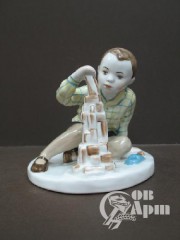 Скульптура "Мальчик с кубиками"